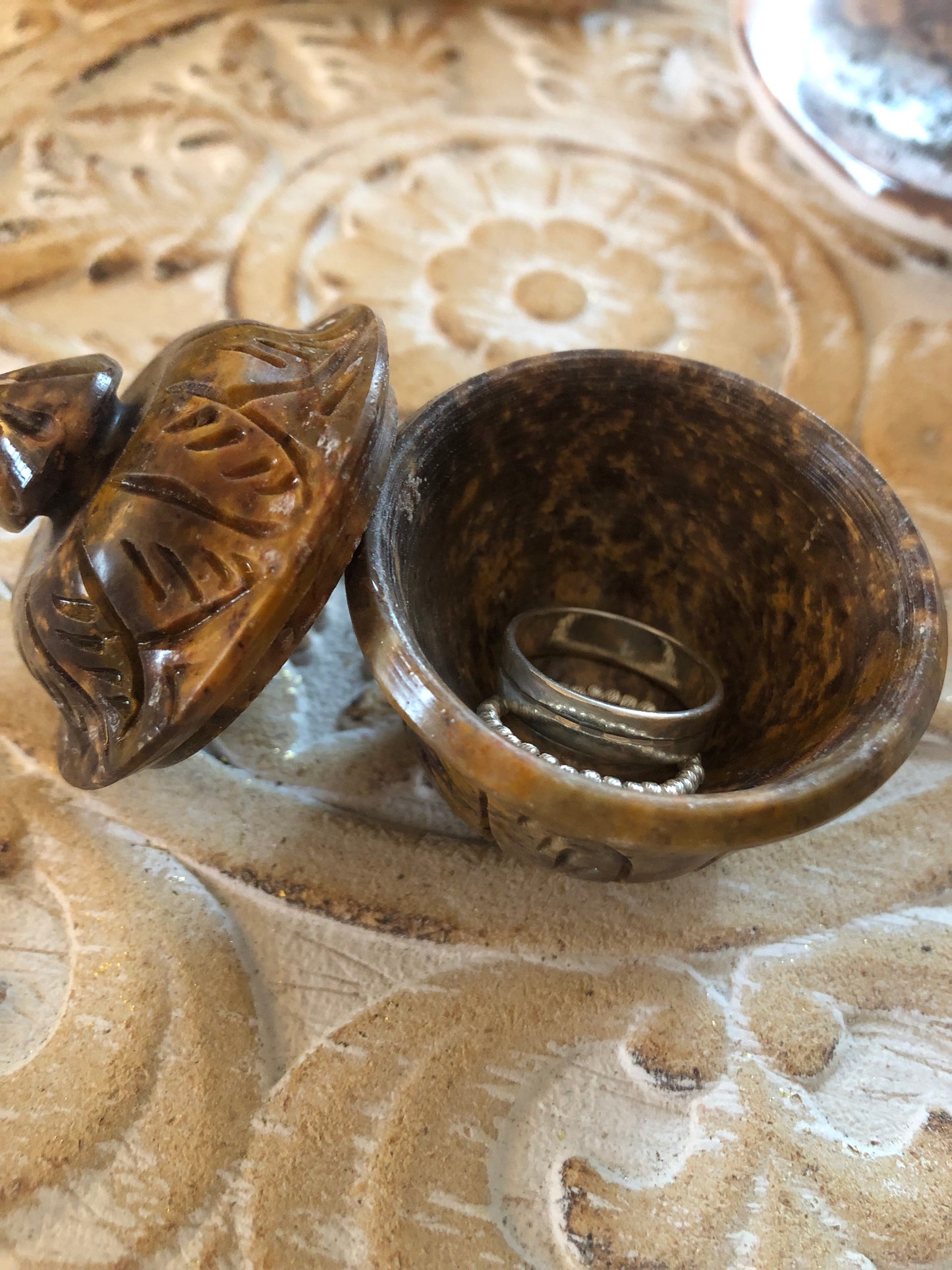Petite Boîte Sculptée en Pierre - Artisanat Indien