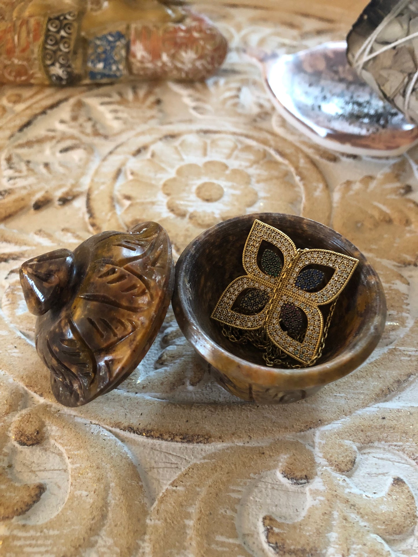 Petite Boîte Sculptée en Pierre - Artisanat Indien