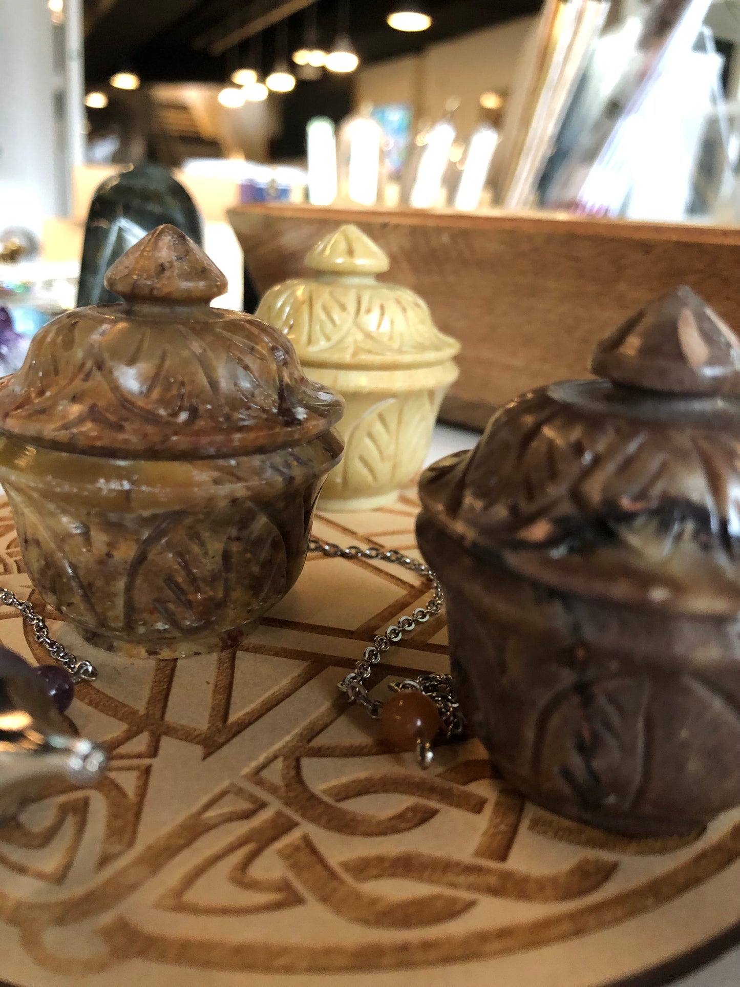 Petite Boîte Sculptée en Pierre - Artisanat Indien