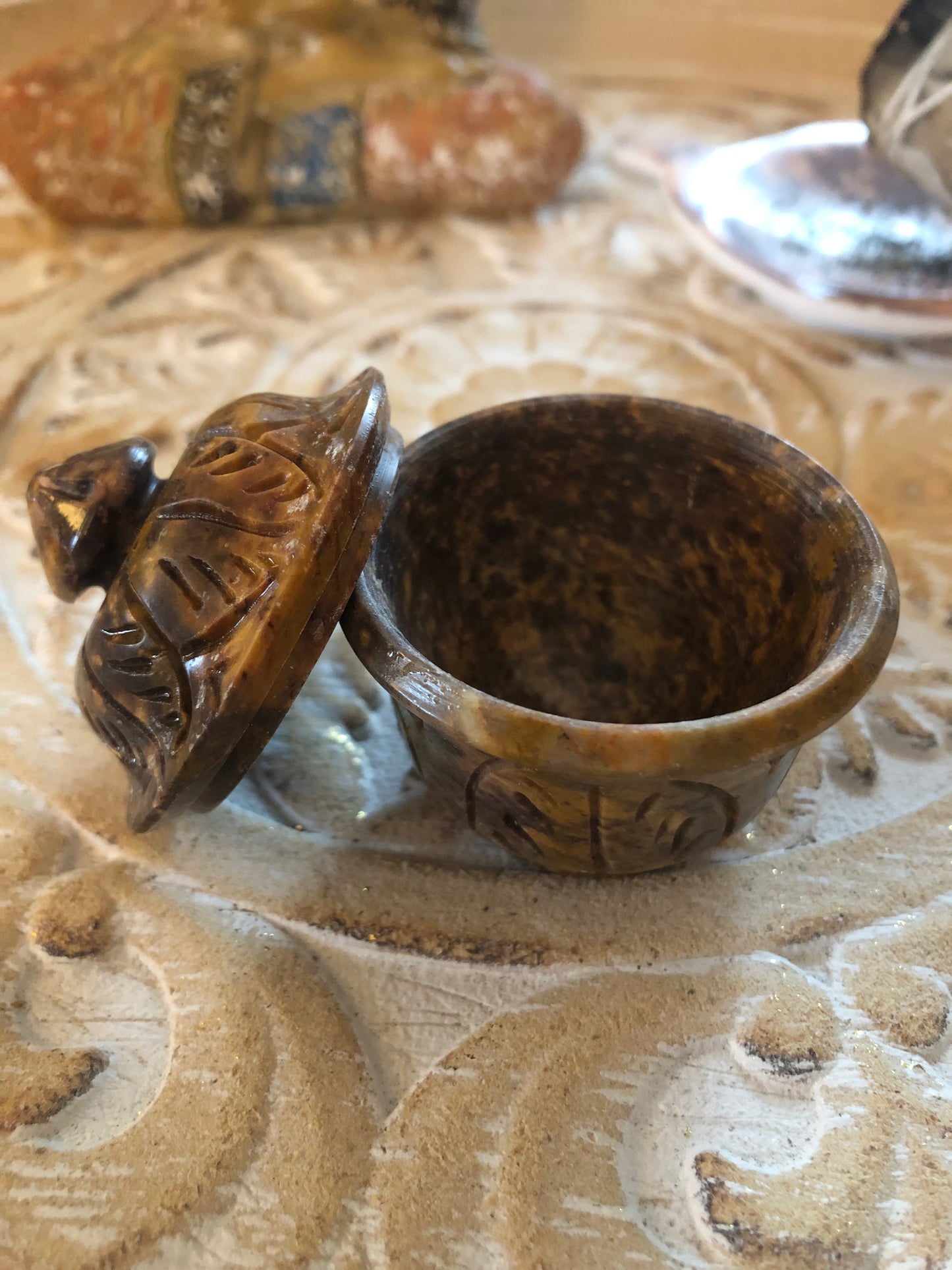 Petite Boîte Sculptée en Pierre - Artisanat Indien